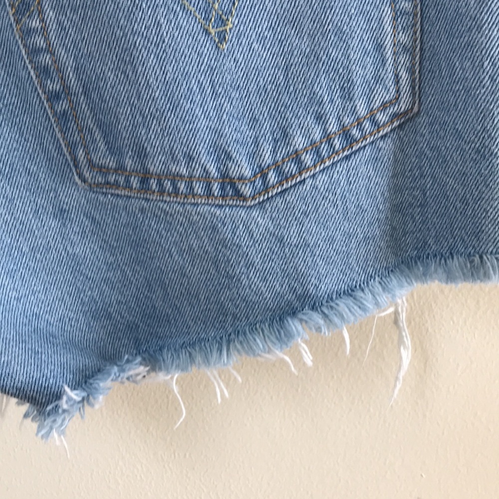 Levi’s Premium jean shorts Sz 26 Daisy Dukes raw hem jean Shorts distressed - Picture 9 of 16